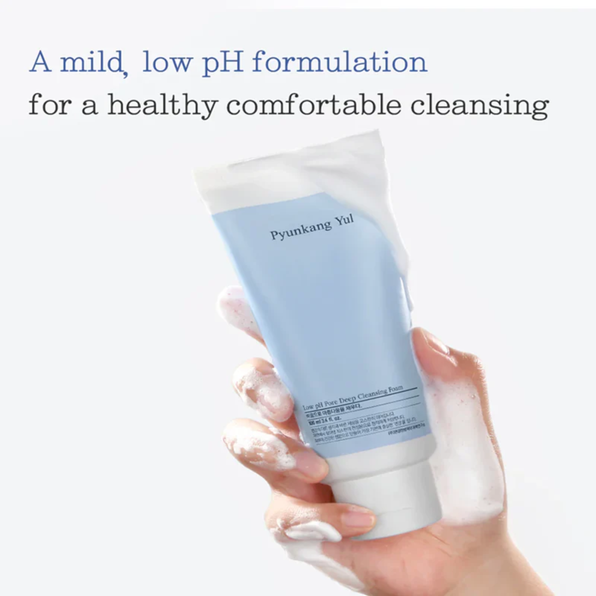 Uso del limpiador facial Pyunkang Yul para limpiar poros y equilibrar la piel