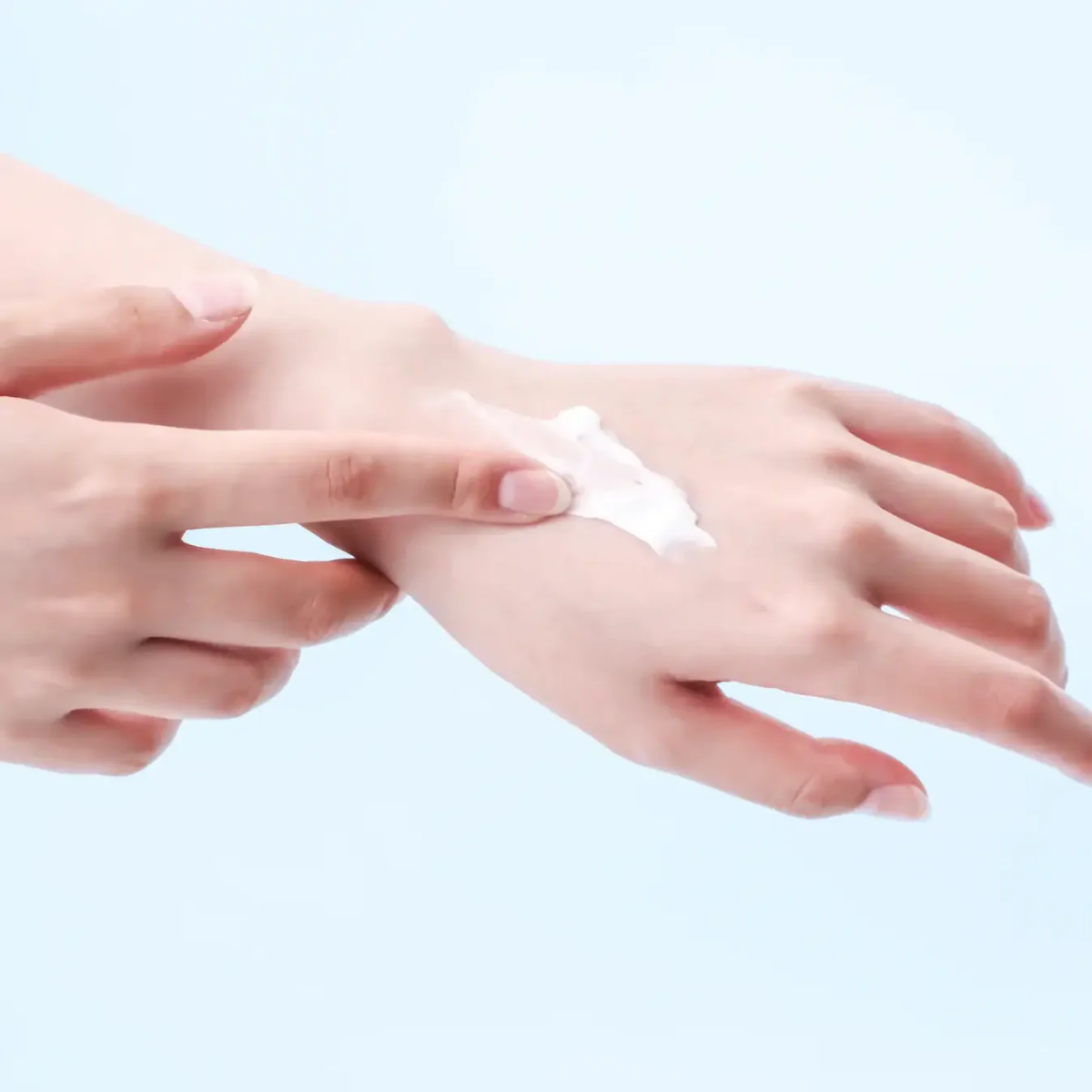 Textura ligera Birch Juice Hand Cream aplicar crema manos hidratante