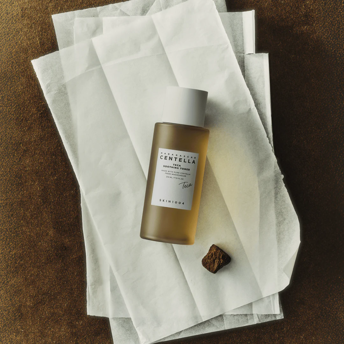 Aplicación del tónico calmante facial SKIN1004