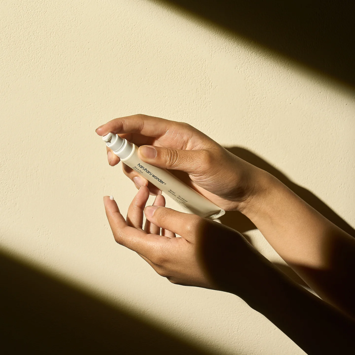 Aplicación correcta de crema para ojos coreana