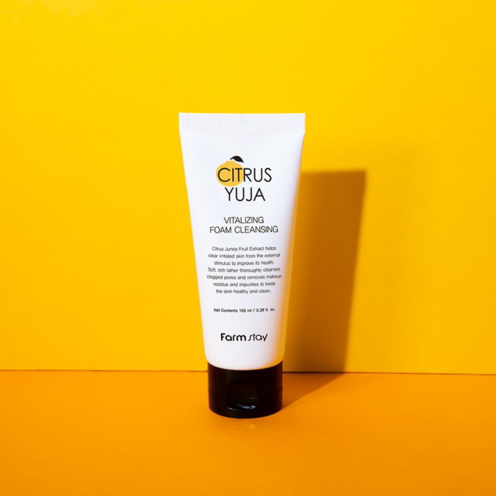 Limpiador facial Citrus Yuja Vitalizing Foam Cleanser de Farm Stay para piel luminosa