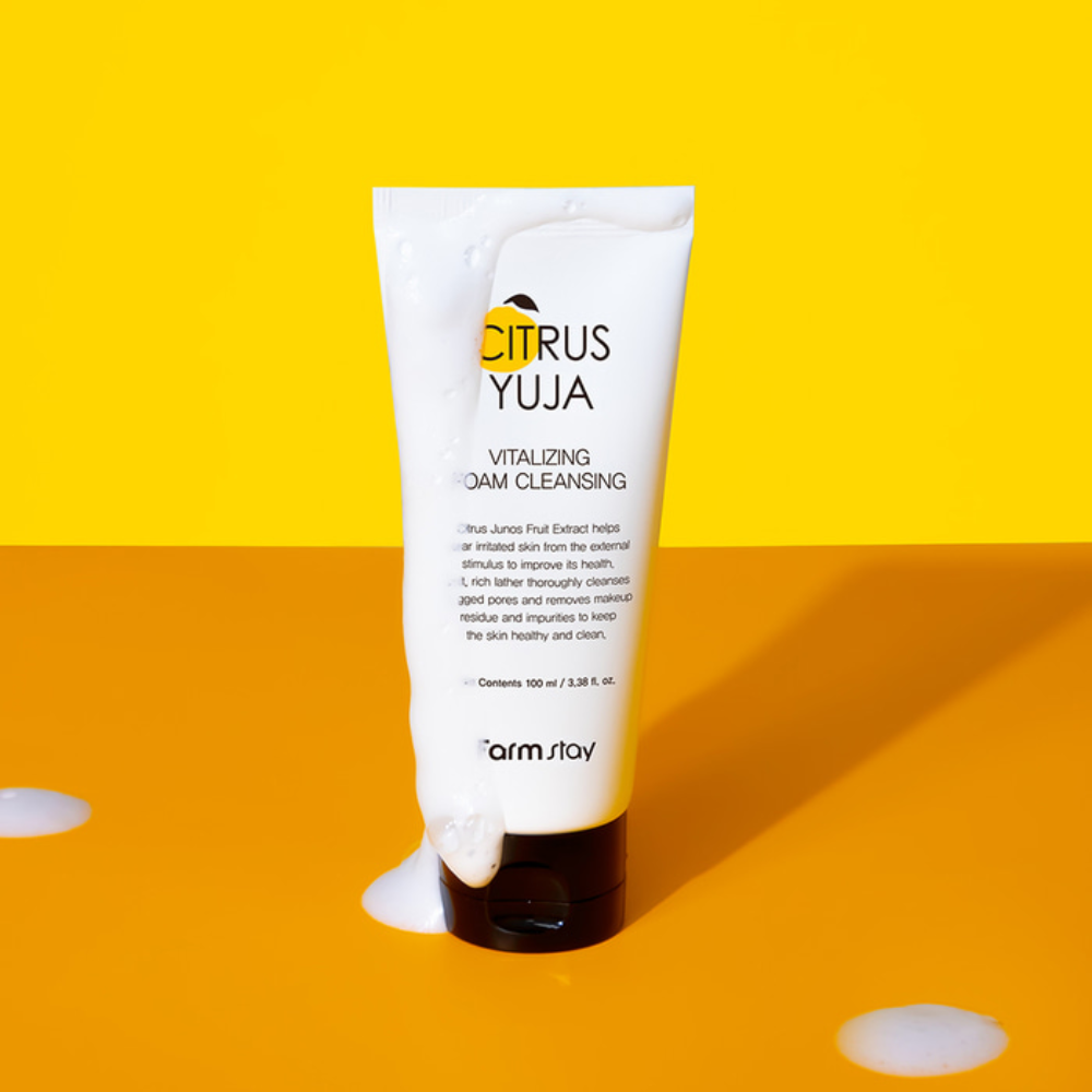 Limpiador facial Citrus Yuja Vitalizing Foam Cleanser de Farm Stay para piel luminosa